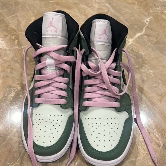 Nike Shoes - Nike Jordan Mid